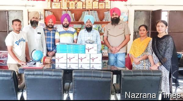 सरपंच केवल कृष्ण ने चोहला साहिब स्कूल के बच्चों के लिए पंखे दान किए