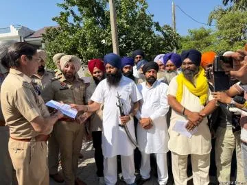 ਹਲਕਾ ਸ਼ਾਮ ਚੁਰਾਸੀ ਦੇ ਵਿਧਾਇਕ ਦੇ ਦਫ਼ਤਰ ਮੂਹਰੇ ਹੋਇਆ ਪ੍ਰਦਰਸ਼ਨ ਅਤੇ ਕੰਧ 'ਤੇ ਚਿਪਕਾਏ ਗਏ ਲਾਹਣਤ ਪੱਤਰ