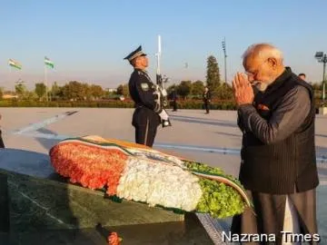 प्रधानमंत्री ने शास्त्री स्मारक पर पुष्पांजलि अर्पित की और ताशकंद स्टेट यूनिवर्सिटी ऑफ ओरिएंटल स्टडीज का दौरा किया