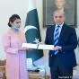 PM Shehbaz Sharif Meets Nurse Who Saved Newborn in PIMS Fire, Announces Tamgha-e-Khidmat