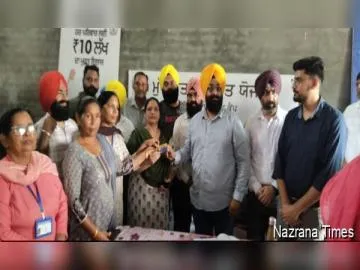 ਚੇਅਰਮੈਨ ਇੰਡੀਅਨ ਨੇ ਮੁੱਖ ਮੰਤਰੀ ਸਿਹਤ ਯੋਜਨਾ ਦੇ ਕਾਰਡ ਲਾਭਪਾਤਰੀਆਂ ਨੂੰ ਵੰਡੇ