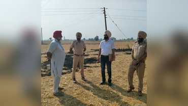 ਦੁਸਹਿਰੇ ਮੌਕੇ ਪਰਾਲੀ ਸਾੜਨ ਦੀਆਂ ਘਟਨਾਵਾਂ ’ਤੇ ਪ੍ਰਸ਼ਾਸਨ ਸਖ਼ਤ, ਟੀਮਾਂ ਨੇ ਮੌਕੇ ’ਤੇ ਪਹੁੰਚ ਕੇ ਬੁਝਾਈ ਅੱਗ