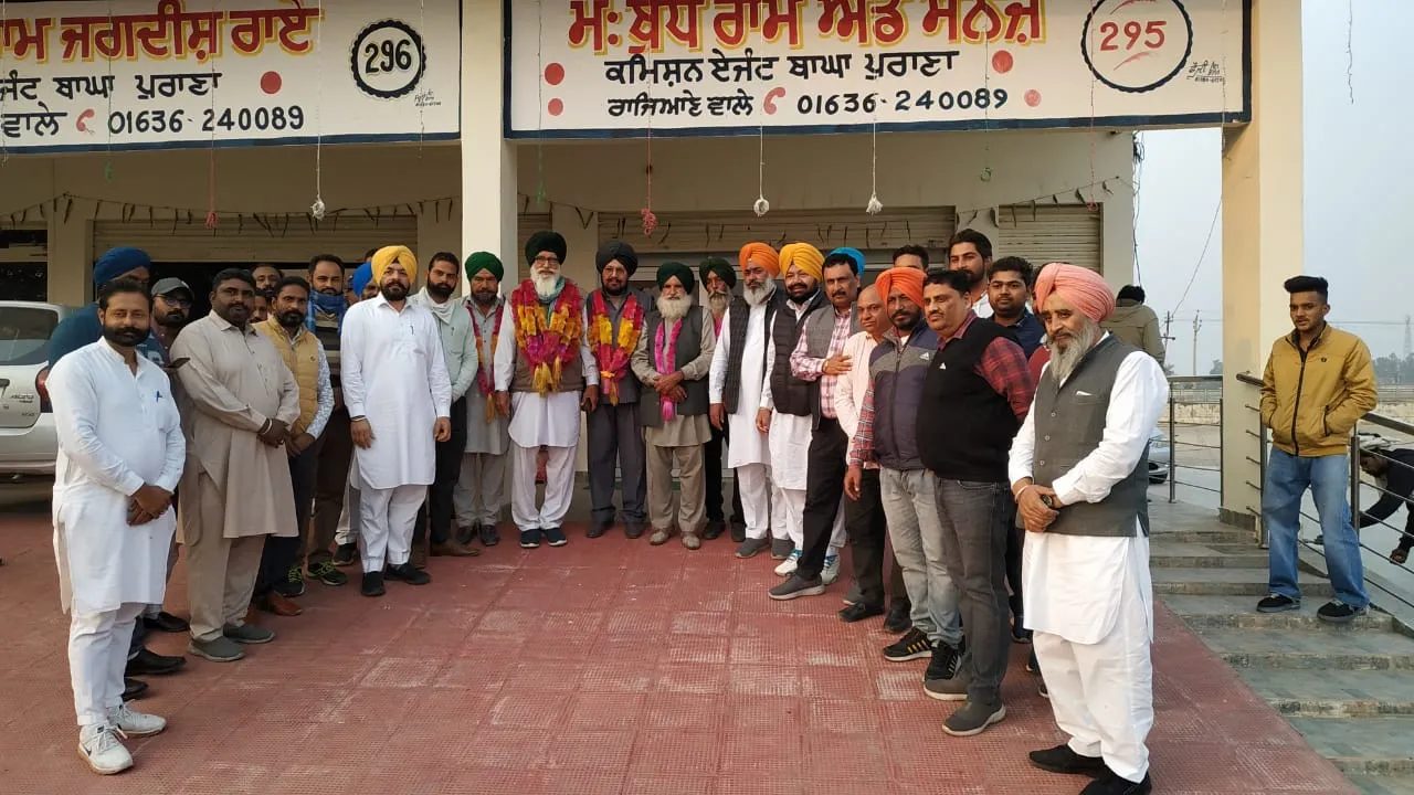 ਆੜਤੀਆ ਐਸੋਸੀਏਸ਼ਨ ਵੱਲੋਂ ਸਰਪ੍ਰਸਤ ਬਾਲ ਕਿ੍ਸ਼ਨ ਬਾਲੀ ਦੀ ਅਗਵਾਈ  'ਚ ਲੱਡੂ ਵੰਡੇ ਤੇ ਕਿਸਾਨ ਆਗੂਆਂ  ਦਾ ਕਰਵਾਇਆ  ਮੂੰਹ ਮਿੱਠਾ