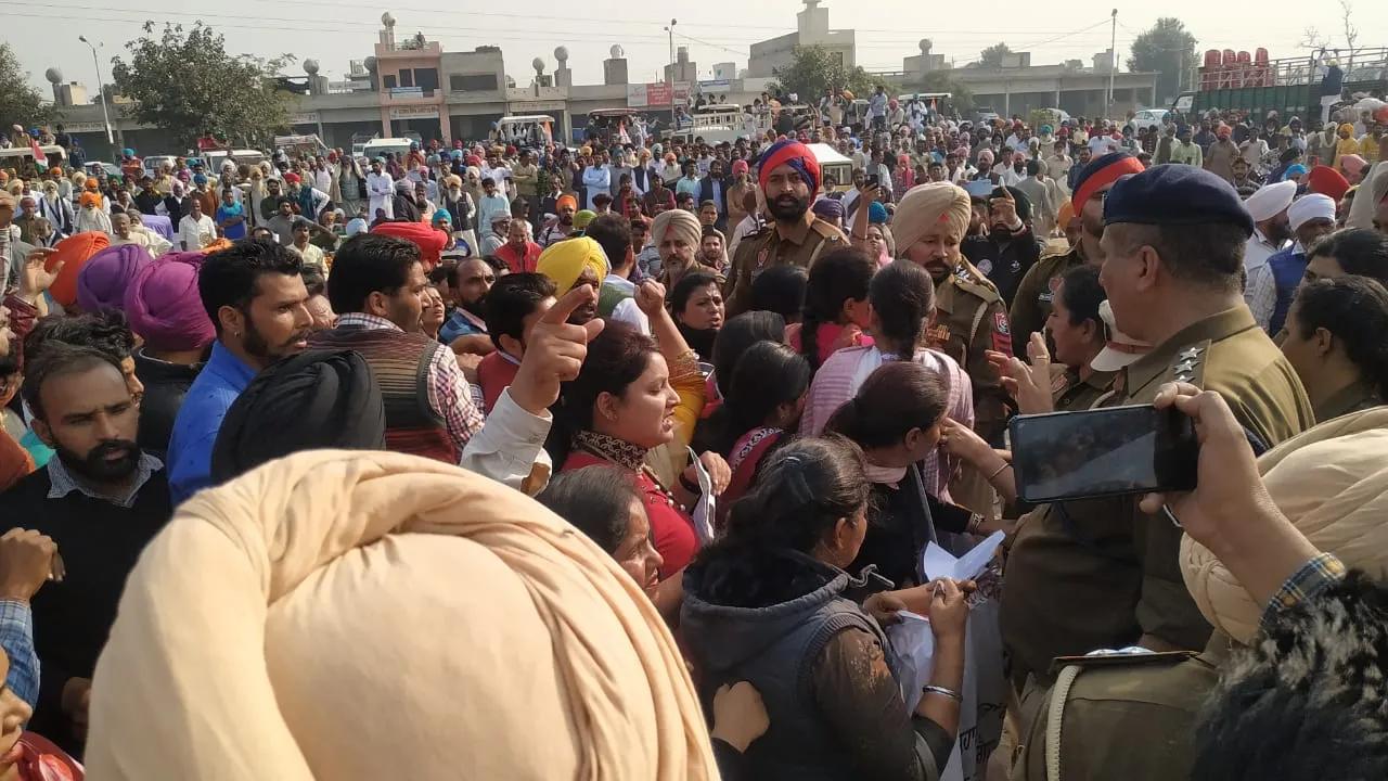 ਮੁੱਖ ਮੰਤਰੀ ਦੀ ਆਮਦ 'ਤੇ ਵੱਖ-ਵੱਖ ਜੱਥੇਬੰਦੀਆਂ ਵੱਲੋਂ ਜਬਰਦਸਤ ਵਿਰੋਧ ਪੁਲਿਸ ਨੇ ਕੀਤਾ ਲਾਠੀਚਾਰਜ ,ਕੀਤੇ ਕਾਰਕੁੰਨ ਕੀਤੇ ਗਿ੍ਰਫਤਾਰ