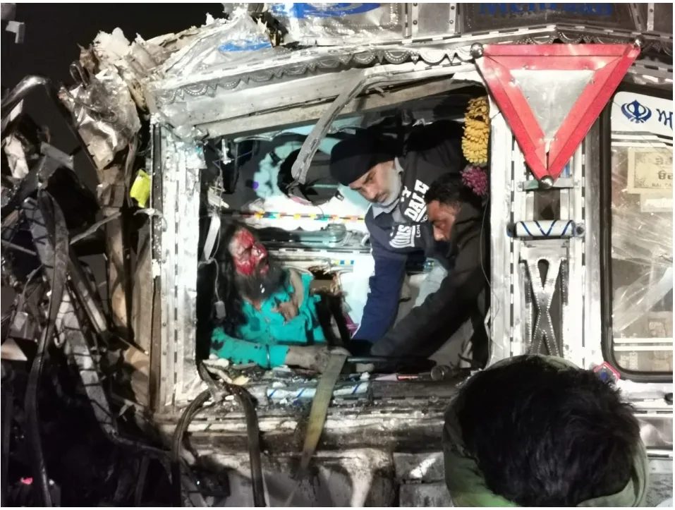 Road Accident : ਟਰੱਕ ਤੇ ਸਵਾਰੀਆਂ ਨਾਲ ਭਰੀ ਬੱਸ ਦੀ ਆਹਮੋ-ਸਾਹਮਣੀ ਟੱਕਰ, ਬੱਸ ਡਰਾਈਵਰ ਦੀ ਮੌਤ, ਕਈ ਗੰਭੀਰ ਜ਼ਖ਼ਮੀ