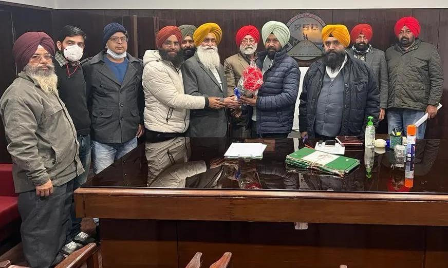 ਸਾਂਝੀ ਐਕਸ਼ਨ ਕਮੇਟੀ ਨੇ ਰਣਜੀਤ ਸਾਗਰ ਡੈਮ ਦੇ ਮੁੱਖ ਇੰਜੀਨੀਅਰ  ਨੂੰ ਕੀਤਾ ਸਨਮਾਨਤ