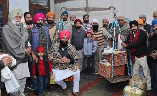 ਕਮਲਜੀਤ ਸਿੰਘ ਬਰਾੜ ਨੂੰ ਪਿੰਡ ਕੋਟਲਾ ਰਾਏਕਾ ਵਾਸੀਆਂ ਨੇ ਤੋਲਿਆ ਲੱਡੂਆਂ ਨਾਲ