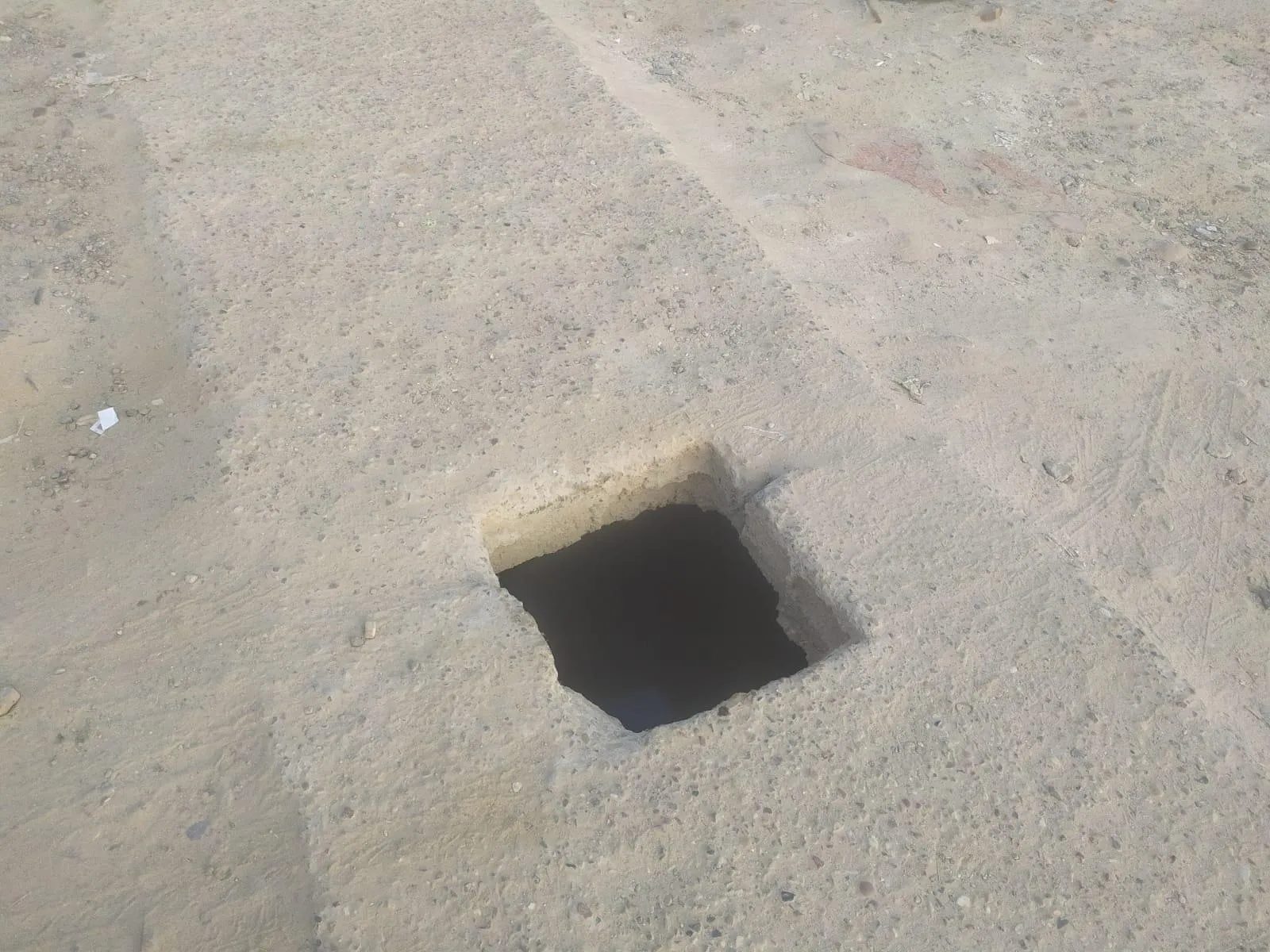 ਬਿਨਾਂ ਢੱਕਣਾਂ ਵਾਲੇ ਮੇਨ ਹੋਲ ਹਾਦਸਿਆਂ ਦੀ ਉਡੀਕ 'ਚ,  ਨਗਰ ਕੌਸਲ ਸੁੱਤੀ ਕੁੰਭਕਰਨੀ ਨੀਂਦ