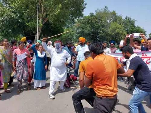 ਮੁੱਖ ਮੰਤਰੀ ਕੈਪਟਨ ਅਮਰਿੰਦਰ ਨੇ ਬੇਰੁਜ਼ਗਾਰ ਅਧਿਆਪਕਾਂ ਨੂੰ ਡਾਂਗਾ ਨਾਲ ਕੁਟਿਆ !, ਜਾਣੋ ਅਸਲ ਸੱਚ