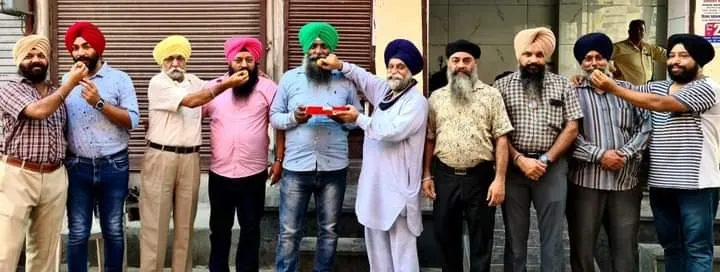 ਹਾਕੀ ਟੀਮ ਵੱਲੋਂ ਮੈਡਲ ਜਿੱਤਣ ਤੇ ਸਿੱਖ ਤਾਲਮੇਲ ਕਮੇਟੀ ਵੱਲੋਂ ਲੱਡੂ ਵੰਡੇ
