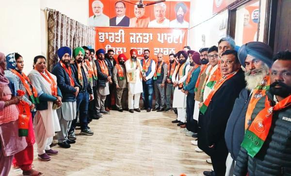ਆਪ' ਦੇ ਸਰਗਰਮ ਆਗੂ ਜੱਬਰ ਸਿੰਘ ਸਾਥੀਆਂ ਸਮੇਤ ਜ਼ਿਲ੍ਹਾ ਪ੍ਰਧਾਨ ਹਰਜੀਤ ਸਿੰਘ ਸੰਧੂ ਦੀ ਅਗਵਾਈ ਹੇਠ ਭਾਜਪਾ ਵਿੱਚ ਸ਼ਾਮਲ