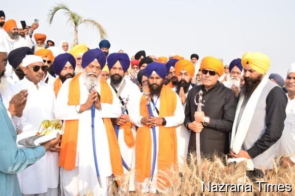 ਕਰਤਾਰਪੁਰ ਸਾਹਿਬ ਵਿਖੇ ਭਾਰਤੀ ਸਿੱਖ ਸ਼ਰਧਾਲੂਆਂ ਵੱਲੋਂ ਕਣਕ ਦੀ ਵਾਢੀ, ਵੈਸਾਖੀ ਦੇ ਜਸ਼ਨ