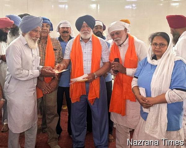ਡਾ.ਉਬਰਾਏ ਨੇ ਅੱਗ ਤੋਂ ਪ੍ਰਭਾਵਿਤ ਬੇਵਸ ਕਿਸਾਨਾਂ ਦੀ ਫੜੀ ਬਾਂਹ , 30 ਹਜ਼ਾਰ ਰੁਪਏ ਪ੍ਰਤੀ ਏਕੜ ਦੇ ਹਿਸਾਬ ਨਾਲ ਕਰੀਬ 20 ਲੱਖ ਰੁਪਏ ਦੇ ਵੰਡੇ ਚੈੱਕ