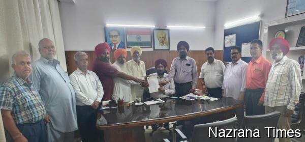 ਪੈਨਸ਼ਨਰ ਵੈਲਫੇਅਰ ਫੈਡਰੇਸ਼ਨ ਦਾ ਵਫਦ ਉਪ ਮੁੱਖ ਇੰਜੀਨੀਅਰ ਦਿਹਾਤੀ ਸਰਕਲ ਅੰਮ੍ਰਿਤਸਰ ਬਲਕਾਰ ਸਿੰਘ ਨੂੰ ਮਿਲਿਆ