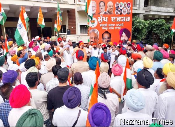 ਭਾਜਪਾ ਦੇ ਜ਼ਿਲ੍ਹਾ ਪ੍ਰਧਾਨ ਹਰਜੀਤ ਸਿੰਘ ਸੰਧੂ ਨੇ ਮੁੱਖ ਦਫਤਰ ਵਿਖੇ ਲਹਿਰਾਇਆ ਤਿਰੰਗਾ ਝੰਡਾ