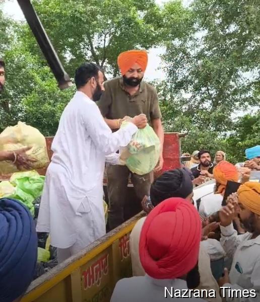 ਕੈਬਨਿਟ ਮੰਤਰੀ ਸ. ਲਾਲਜੀਤ ਸਿੰਘ ਭੁੱਲਰ ਹੜ੍ਹ ਪੀੜ੍ਹਤਾਂ ਲਈ ਰਾਸ਼ਨ, ਫੀਡ ਤੇ ਚੋਕਰ ਦੇ ਕਈ ਟਰਾਲੇ ਲੈ ਕੇ ਪੰਹੁਚੇ