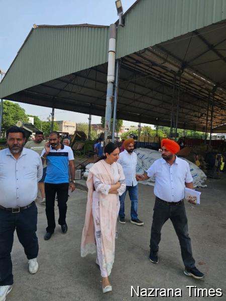 ਵਧੀਕ ਡਿਪਟੀ ਕਮਿਸ਼ਨਰ (ਵਿਕਾਸ) ਅਤੇ (ਜ) ਨੇ ਜ਼ਿਲ੍ਹੇ ਦੀਆਂ ਮੰਡੀਆਂ ਦਾ ਦੌਰਾ, ਪ੍ਰਬੰਧਾਂ ਦਾ ਲਿਆ ਜਾਇਜਾ