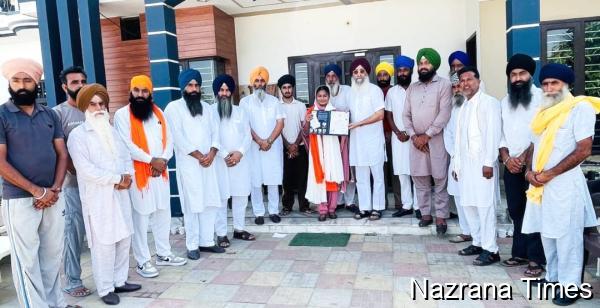 ਹਲਕਾ ਖਡੂਰ ਸਾਹਿਬ ਦੀ ਧੀ ਮਨਰਾਜ ਕੌਰ ਦੇ ਸਭ ਤੋਂ ਛੋਟੀ ਉਮਰ 'ਚ ਵਕੀਲ ਬਣਨ 'ਤੇ ਬ੍ਰਹਮਪੁਰਾ ਵੱਲੋਂ ਵਿਸ਼ੇਸ਼ ਸਨਮਾਨ