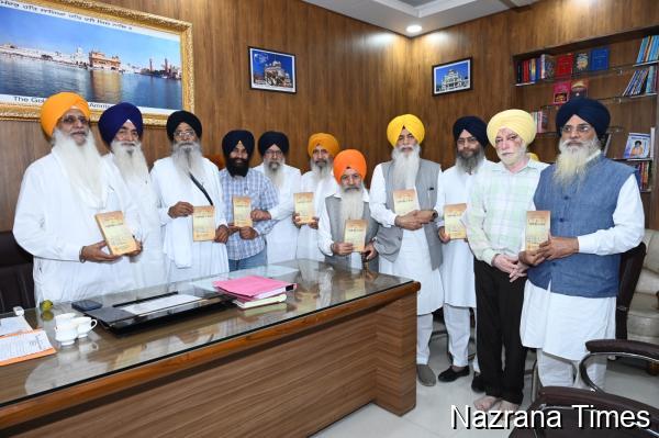 ਐਡਵੋਕੇਟ ਧਾਮੀ ਨੇ ਡਾ. ਰਾਜਵਿੰਦਰ ਸਿੰਘ ਜੋਗਾ ਦੀ ਪੁਸਤਕ “ਦੂਜੇ ਅਤੇ ਤੀਜੇ ਪਾਤਸ਼ਾਹ ਜੀ ਦੇ ਹਜ਼ੂਰੀ ਸਿੱਖ ਤੇ ਸਨੇਹੀ” ਕੀਤੀ ਸੰਗਤ ਅਰਪਣ