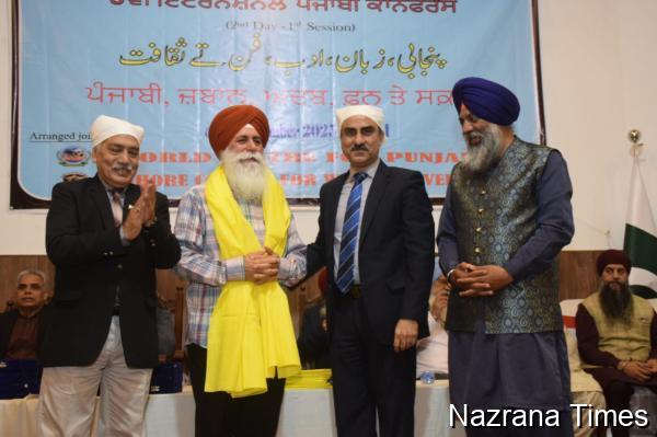 ਭਾਰਤ ਤੋਂ ਆਏ ਸਿੱਖ ਯਾਤਰੀਆਂ ਨੇ ਲਾਹੌਰ ਦੇ ਗੁਰਦੁਆਰਾ ਡੇਰਾ ਸਾਹਿਬ ਵਿਖੇ ਮੱਥਾ ਟੇਕਿਆ