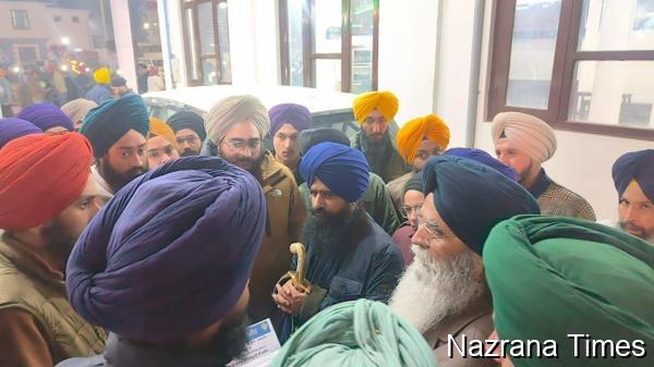 ਸ੍ਰੀ ਨਗਰ 'ਚ ਕਸ਼ਮੀਰ ਦੇ ਸਿੱਖ ਨੌਜਵਾਨਾਂ ਨੇ ਜਥੇਦਾਰ ਗੜਗੱਜ ਅਤੇ ਸ਼੍ਰੋਮਣੀ ਕਮੇਟੀ ਪ੍ਰਧਾਨ ਧਾਮੀ ਨੂੰ ਸੌਂਪਿਆ ਮੰਗ ਪੱਤਰ