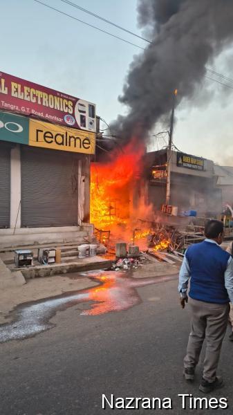 ਅੱਡਾ ਟਾਂਗਰਾ ਇੰਦਰ ਆਇਰਨ ਸਟੋਰ ਦੇ ਵਿੱਚ ਅਚਾਨਕ ਅੱਗ ਲੱਗਣ ਕਰ ਲੱਖਾਂ ਰੁਪਏ ਦਾ ਸਮਾਨ ਸੜ ਕੇ ਸੁਆਹ ਹੋਇਆ|