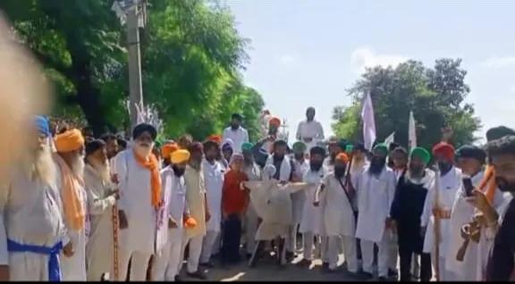 ਕਿਸਾਨ ਜਥੇਬੰਦੀ ਵਲੋਂ ਪਿੰਡ ਪੱਧਰੀ ਰੋਡ ਮਾਰਚ ਕਰਕੇ ਮੋਦੀ ਸਰਕਾਰ ਦਾ ਫੂਕਿਆ ਪੁਤਲਾ