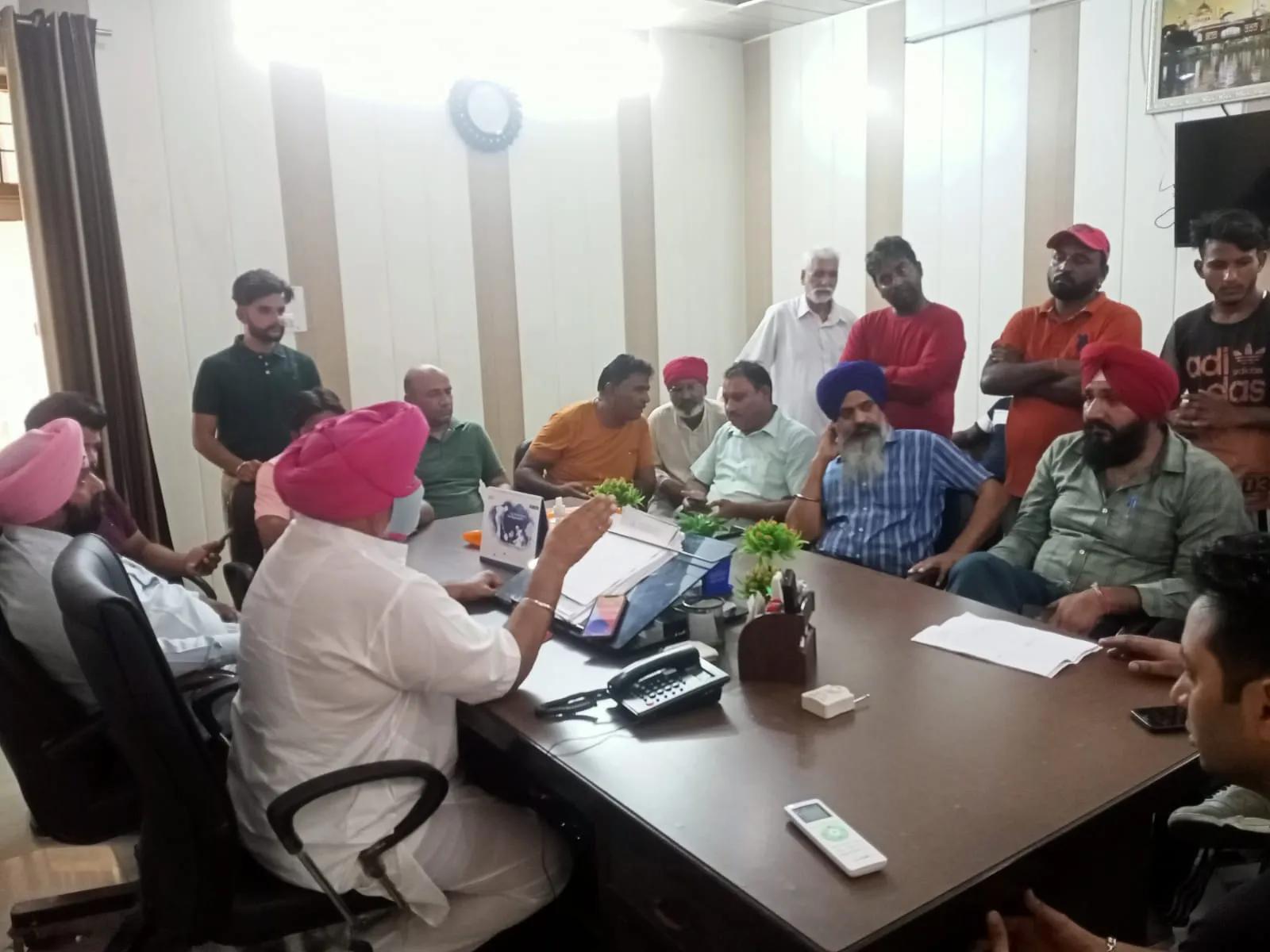 नगर कौंसिल परिसर में प्रधान के ऑफिस में सफाई कर्मियों द्धारा स्थानीय कांग्रेसी नेता से कहासुनी के बाद थपड़ रसीद किए,देखें वीडियो