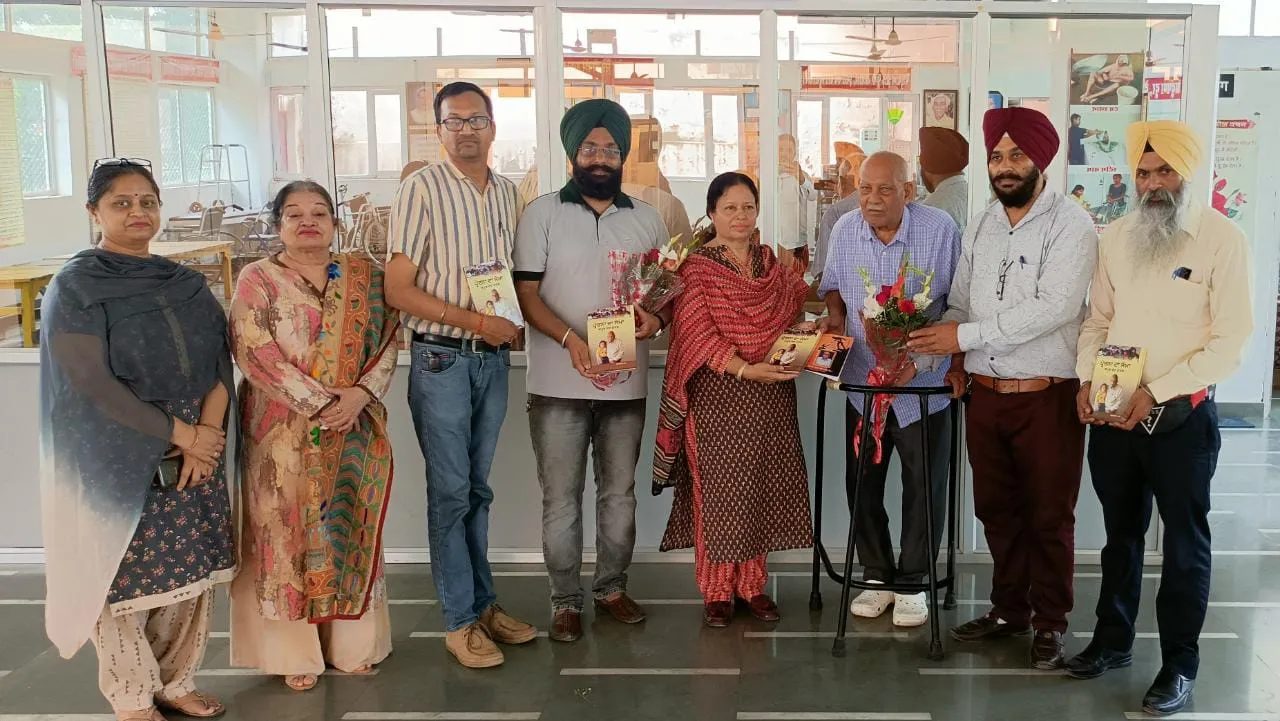 ਆਪ ਦੇ ਹਲਕਾ ਇੰਚਾਰਜ ਮੰਜੂ ਰਾਣਾ ਅਤੇ ਜ਼ਿਲ੍ਹਾ ਪ੍ਰਧਾਨ ਨੂੰ ਆਰੀਆ ਸਮਾਜ ਦੇ ਪ੍ਰਧਾਨ ਸ੍ਰੀ ਕਪੂਰ ਚੰਦ ਗਰਗ ਨੇ ਦਿੱਤਾ ਆਸ਼ੀਰਵਾਦ।