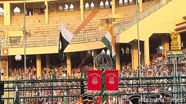 ਵਾਘਾ ਬਾਰਡਰ ‘ਤੇ ਮਾਰਕਾ-ਏ-ਹਕ ਦੀ ਵਰ੍ਹੇਗੰਢ ਮੌਕੇ ਹਜ਼ਾਰਾਂ ਦੀ ਭੀੜ