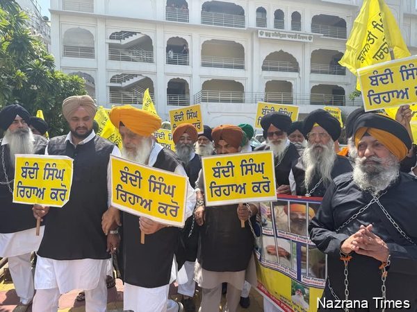 ਬੰਦੀ ਸਿੰਘਾਂ ਦੀ ਰਿਹਾਈ ਲਈ ਕਾਲੇ ਚੋਲੇ ਪਾਕੇ , ਆਪਣੇ ਆਪ ਨੂੰ ਜ਼ੰਜੀਰਾਂ ਵਿੱਚ ਜਕੜ ਕੇ ਕੀਤਾ ਰੋਸ ਮਾਰਚ