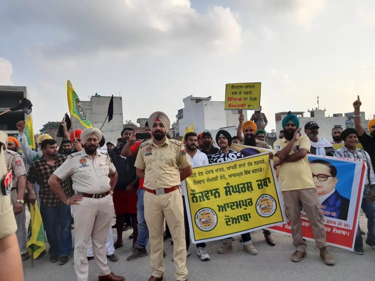 गठजोड़ की बैठक का जबरदस्त विरोध कदरते हुए किसानों ने काले झंडे दिखाए व अकाली दल के विरोध में नारेबाजी  की