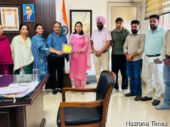 ਸੰਜੇ ਕੁਮਾਰ ਨੂੰ ਸਹਾਇਕ ਮੁੱਖ ਚੋਣ ਅਫਸਰ ਵਜੋਂ ਪਦਉੱਨਤ ਹੋਣ 'ਤੇ ਜ਼ਿਲ੍ਹਾ ਚੋਣ ਅਫਸਰ-ਕਮ-ਡਿਪਟੀ ਕਮਿਸ਼ਨਰ ਕੋਮਲ ਨੇ ਦਿੱਤੀ ਵਧਾਈ.
