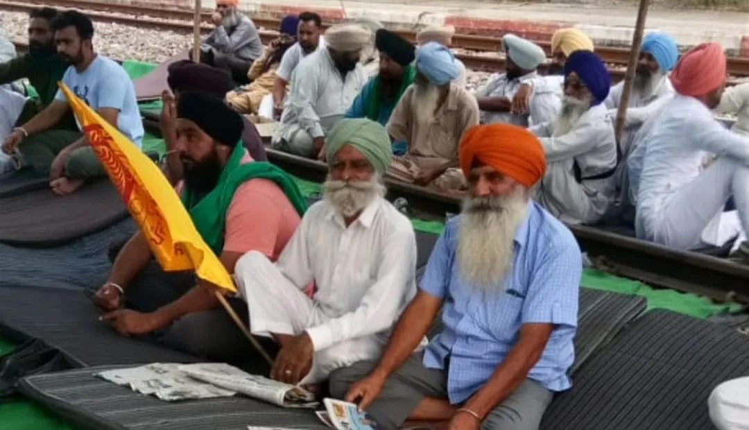ਰੇਲਾਂ ਰਹੀਆਂ ਠੱਪ  ਲਾਇਨਾਂ ਰਹੀਆਂ ਸੁੰਨੀਆਂ ਤੇ ਮੁਲਾਜ਼ਮ  ਲੱਗੇ  ਮੁੁਰੰਮਤ  ਤੇ 