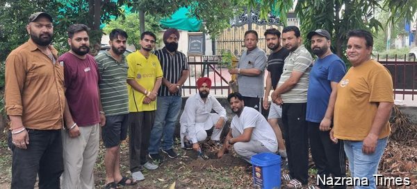 ਯੰਗਸਟਰ ਬਲੱਡ ਵੈਲਫ਼ੇਅਰ ਸੋਸਾਇਟੀ ਦੇ ਸੱਦੇ ਤੇ ਸ਼ਿਵ ਸੈਨਾ ਆਗੂ ਓਮਕਾਰ ਕਾਲੀਆ ਨੇ ਵਾਤਾਵਰਨ ਦੀ ਸ਼ੁੱਧਤਾ ਲਈ ਬੂਟੇ ਲਗਾਏ