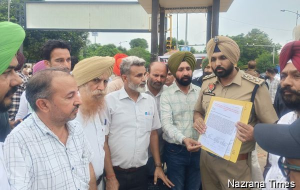 ਮਰਹੂਮ ਹੈੱਡ ਮਾਸਟਰ ਗੁਰਸੇਵਕ ਸਿੰਘ ਦੇ ਪਰਿਵਾਰ ਇਨਸਾਫ਼ ਦਿਵਾਉਣ ਲਈ ਮੋਹਾਲੀ ਦੇ ਸਮੁੱਚੇ ਅਧਿਆਪਕ ਵਰਗ/ਮੁਲਾਜਮ, ਜਨਤਕ ਜਥੇਬੰਦੀਆਂ ਤੇ ਇਨਸਾਫ਼ ਪਸੰਦ ਲੋਕ ਨੇ ਕੈਂਡਲ ਮਾਰਚ ਕਰਕੇ ਕੀਤਾ ਰੋਸ ਪ੍ਰਦਰਸ਼ਨ...