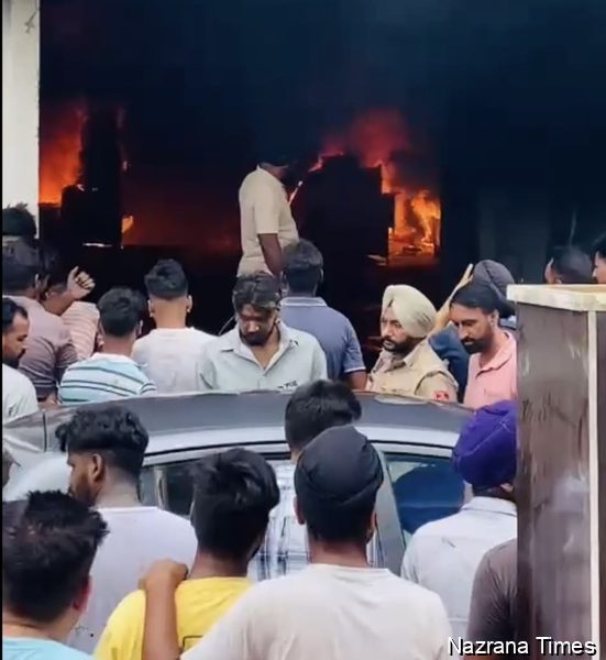 ਡੇਹਰਾ ਸਾਹਿਬ ਵਿਖੇ ਮੱਲੀ ਫਰਨੀਚਰ ਹਾਊਸ ਨੂੰ ਲੱਗੀ ਭਿਆਨਕ ਅੱਗ,ਲੱਖਾਂ ਦਾ ਸਮਾਨ ਸੜ ਕੇ ਸੁਆਹ