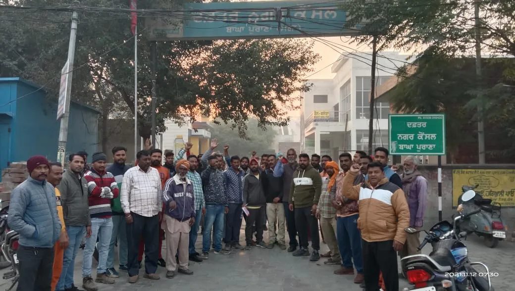 ਕੱਚੇ ਕਾਮੇ ਪੱਕੇ ਕਰਨ ਦੀ ਮੰਗ ਨੂੰ ਲੈ ਕੇ ਸਫਾਈ ਸੇਵਕਾਂ ਵੱਲੋਂ ਦੋ ਦਿਨ ਦੀ ਹਡ਼ਤਾਲ  ਸਰਕਾਰ ਖ਼ਿਲਾਫ਼ ਕੀਤੀ ਜੰਮ ਕੇ ਨਾਅਰੇਬਾਜ਼ੀ