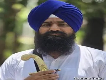 Jathedar Giani Kuldip Singh Gargaj congratulates Sikh sprinter Gurindervir Singh on becoming India’s fastest runner