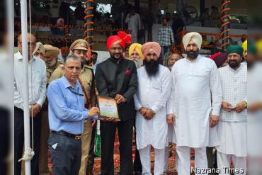 ਜ਼ਿਲ੍ਹਾ ਪ੍ਰਸ਼ਾਸਨ ਵੱਲੋਂ ਪੀਜੀਟੀ ਕੈਮਿਸਟਰੀ ਅਧਿਆਪਕ ਰਾਜਿੰਦਰ ਸਿੰਘ ਸਨਮਾਨਿਤ